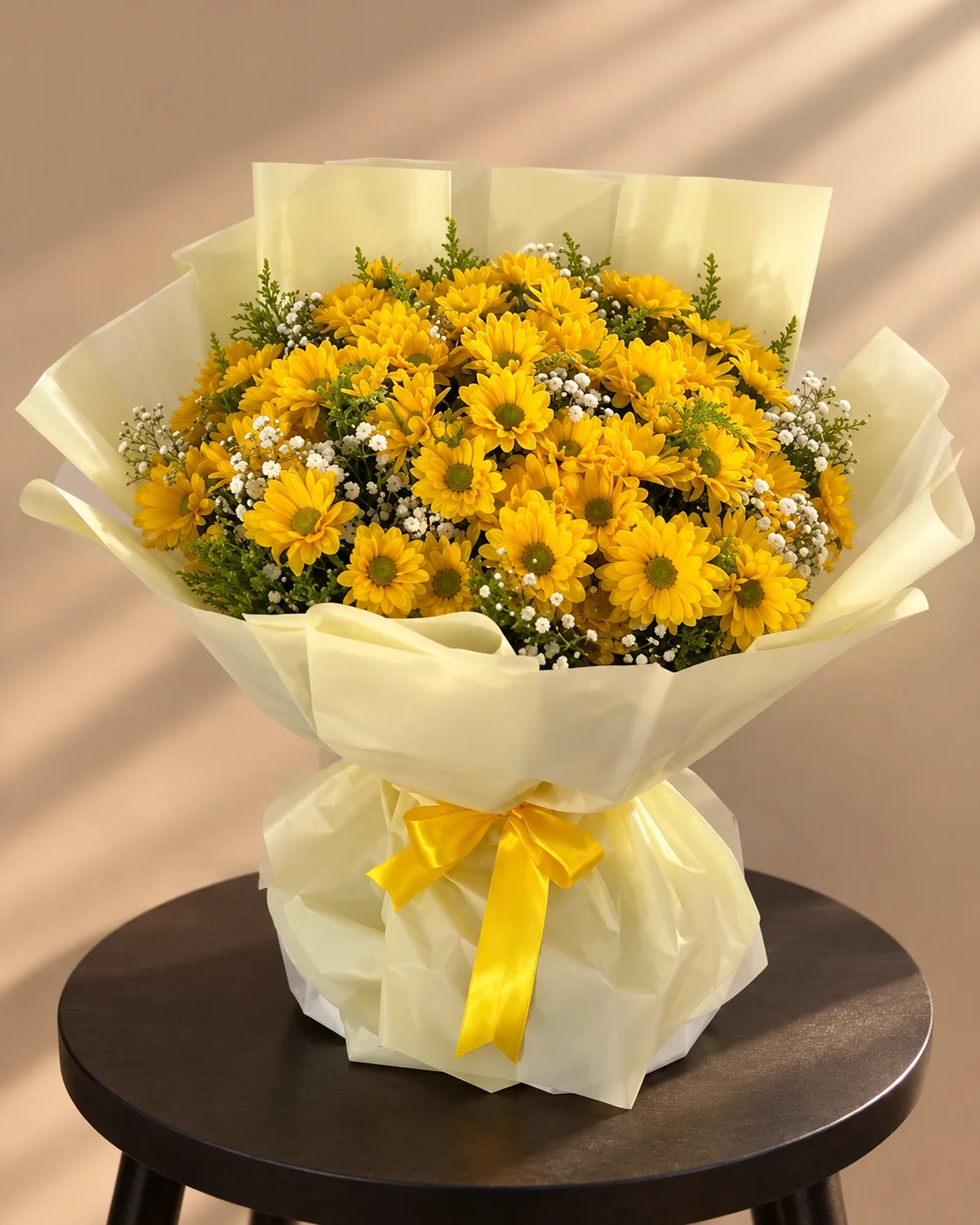 Ramo de 20 margaritas amarillas con naturaleza muerta, envuelto en papel coreano claro y decorado con un moño amarillo.