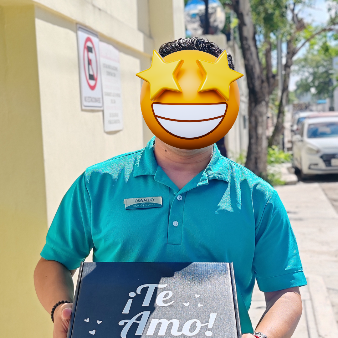 Cliente feliz con su sorpresa Happy Day